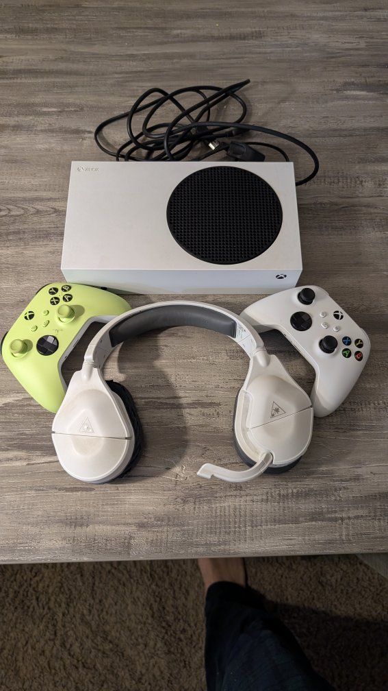 Xbox series S with 2 joystick and wireless headset