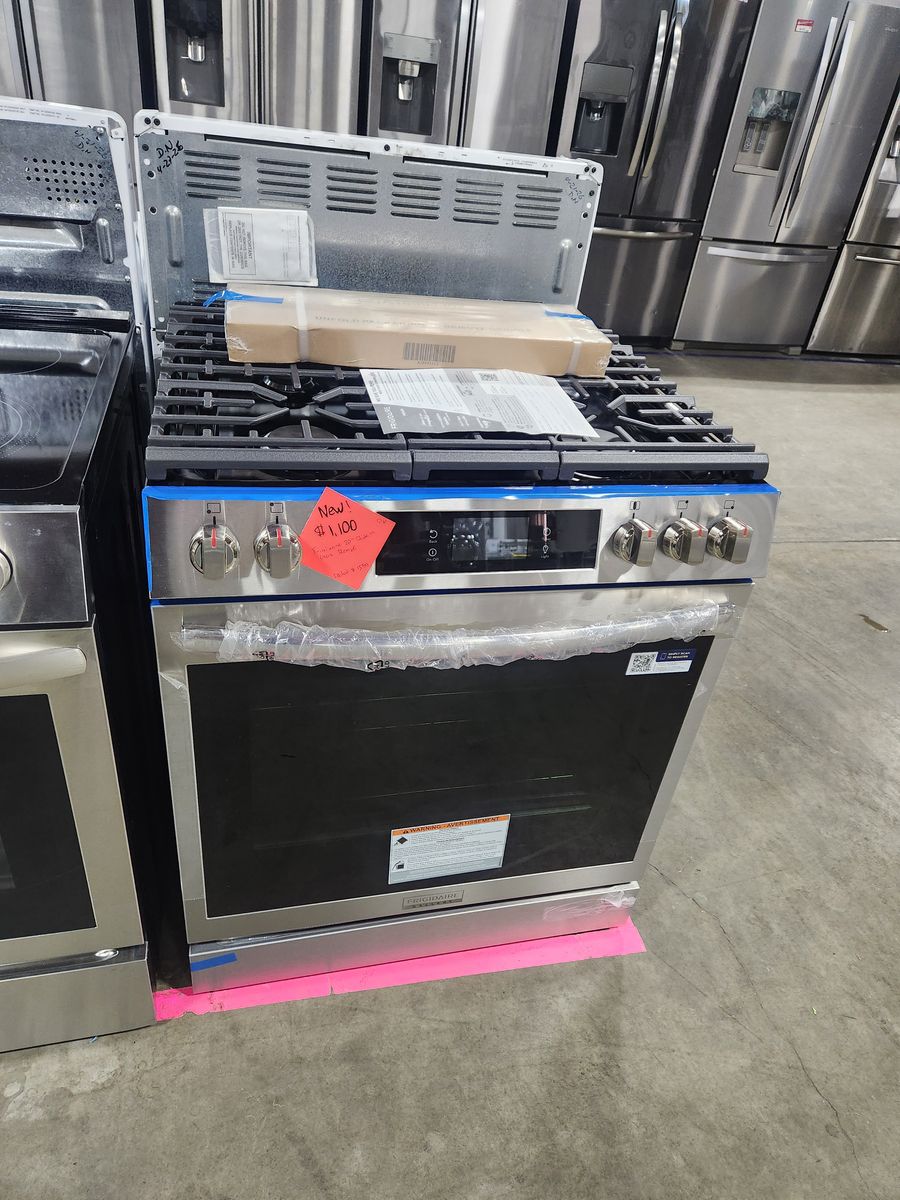 STUNNING BRAND NEW! FRIGIDAIRE STAINLESS STEEL SLIDE IN 5 BURNER GAS RANGE