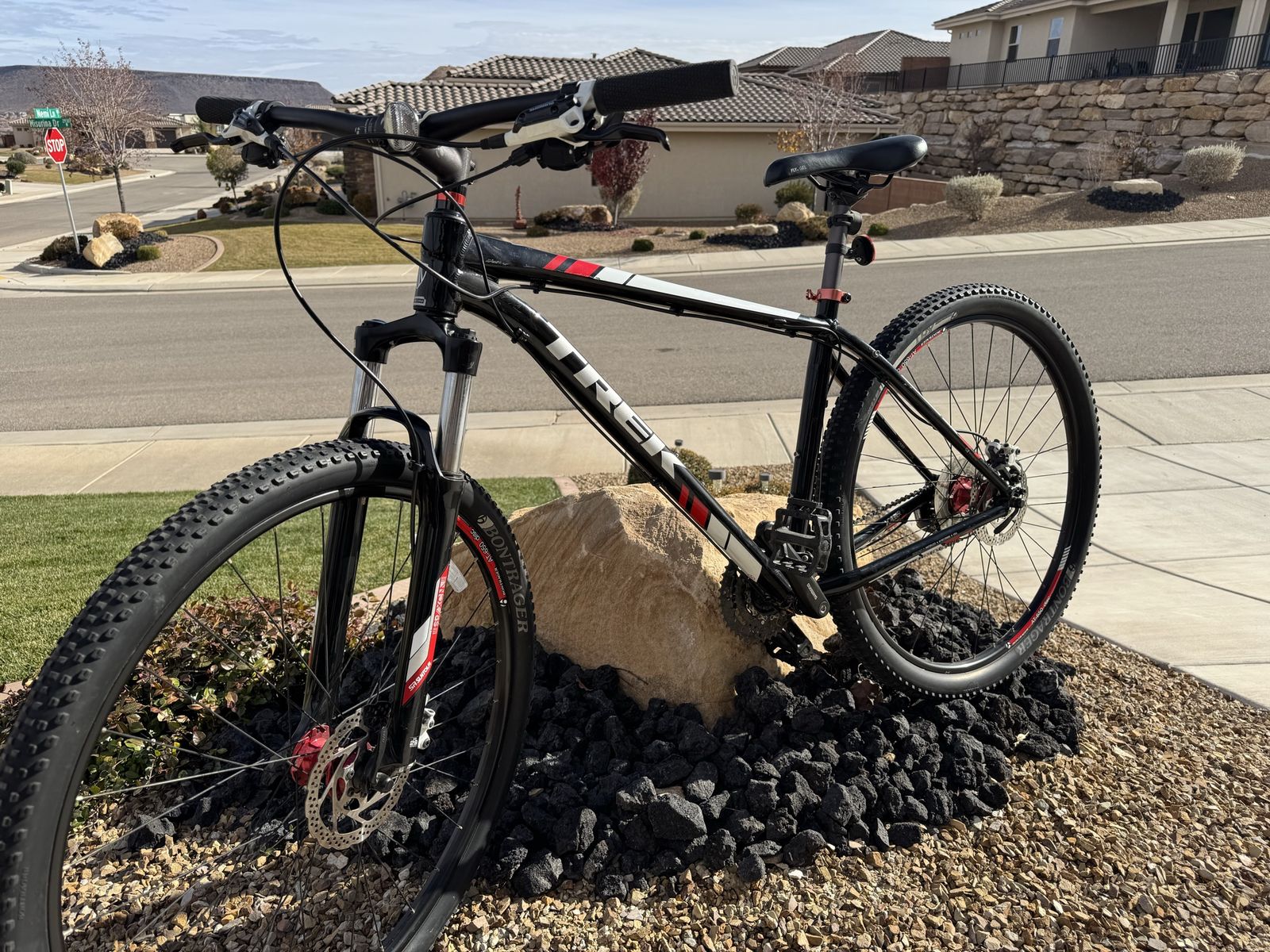 Trek X-Caliber 6 Mountain Bike - Black/White/Red Frame - Disc Brakes - Shimano/SRAM Components