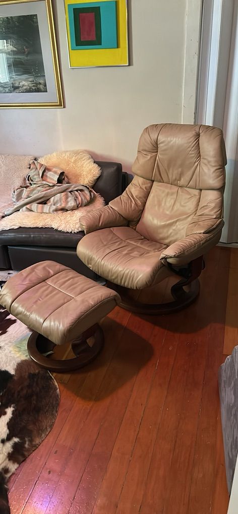 Ekornes Reno Stressless Recliner And Ottoman