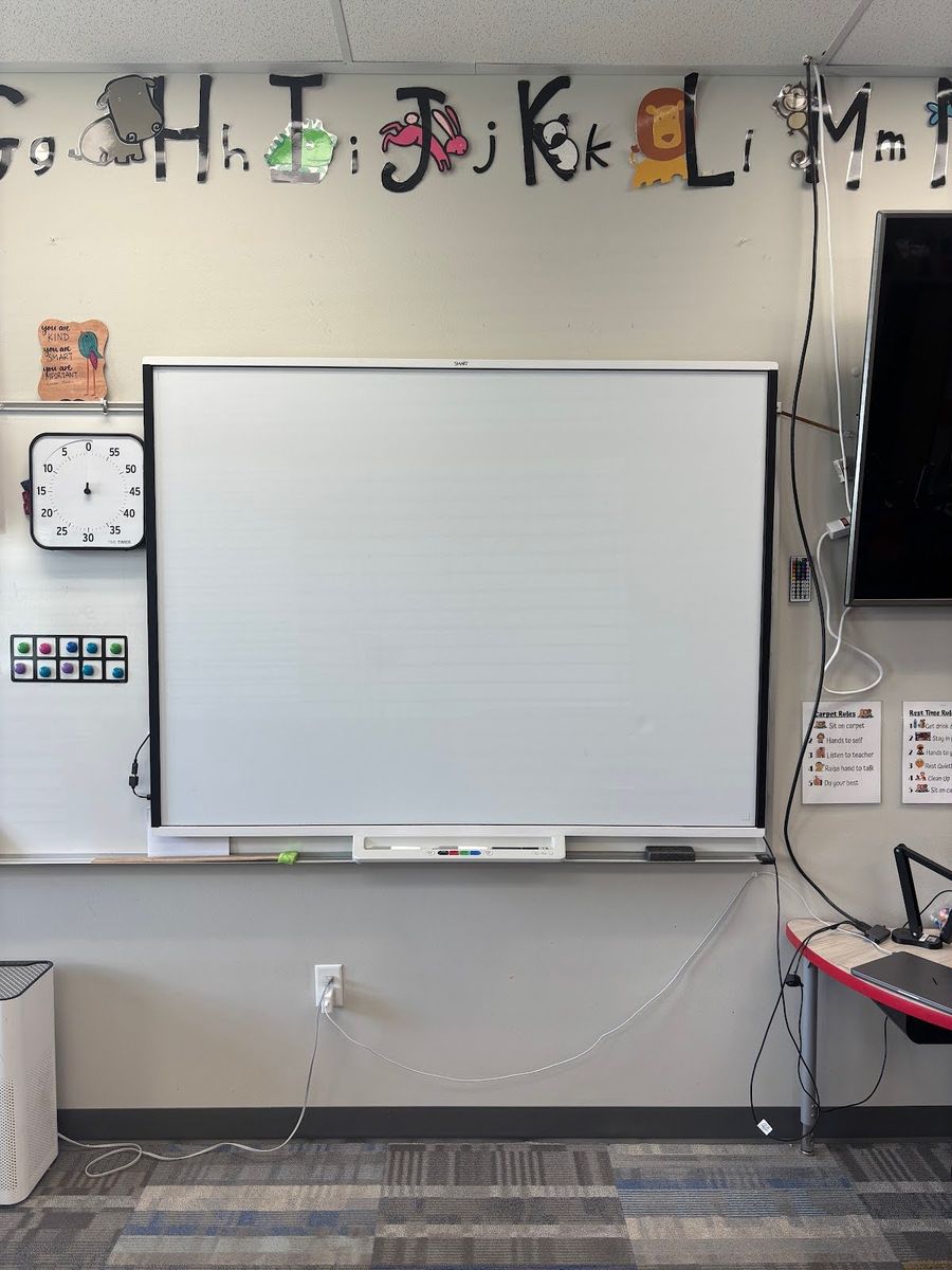 SMART Board 2022 Interactive Touch Screen – Works Great + Accessories