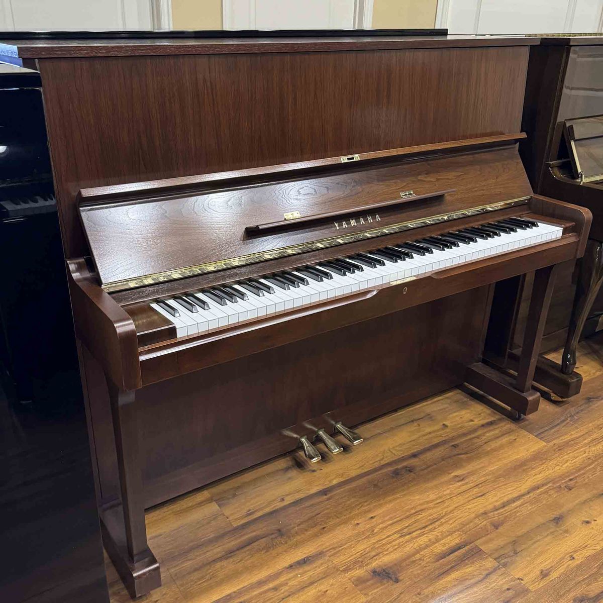 GORGEOUS YAMAHA UPRIGHT PIANO