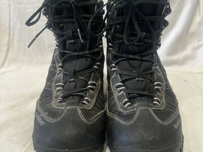Garmont Men’s Size 8 Black goretexMid Hiking Boots