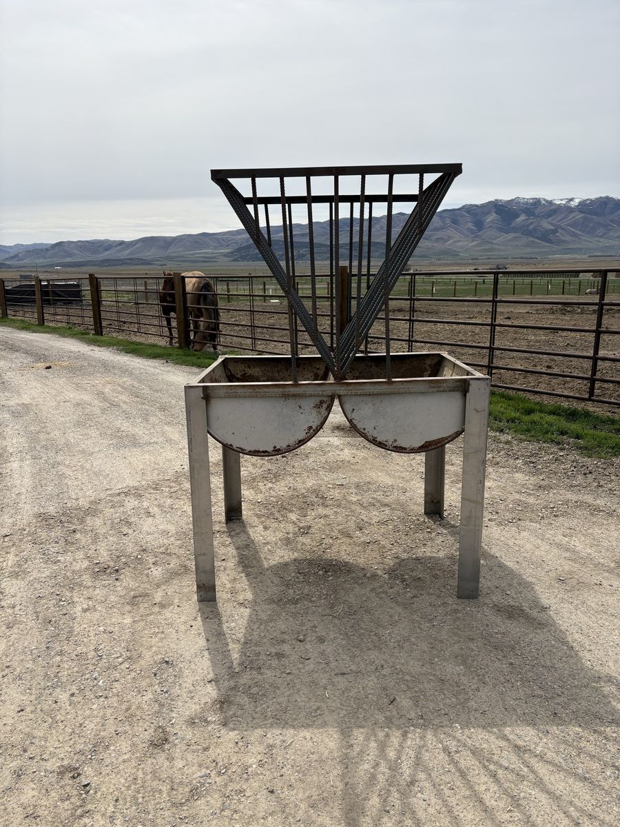 Hay feeder