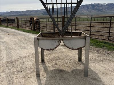 Hay feeder