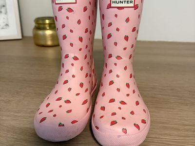 Hunter Pink Strawberry Print Kids' Wellington Rain Boots - Size 12