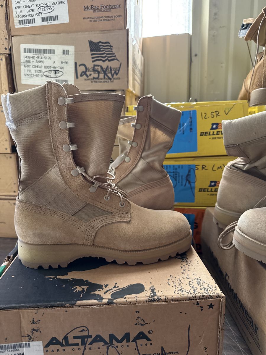 Desert Sand Color Boots Altama Size 7 mens Wide