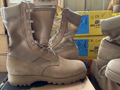 Desert Sand Color Boots Altama Size 7 mens Wide