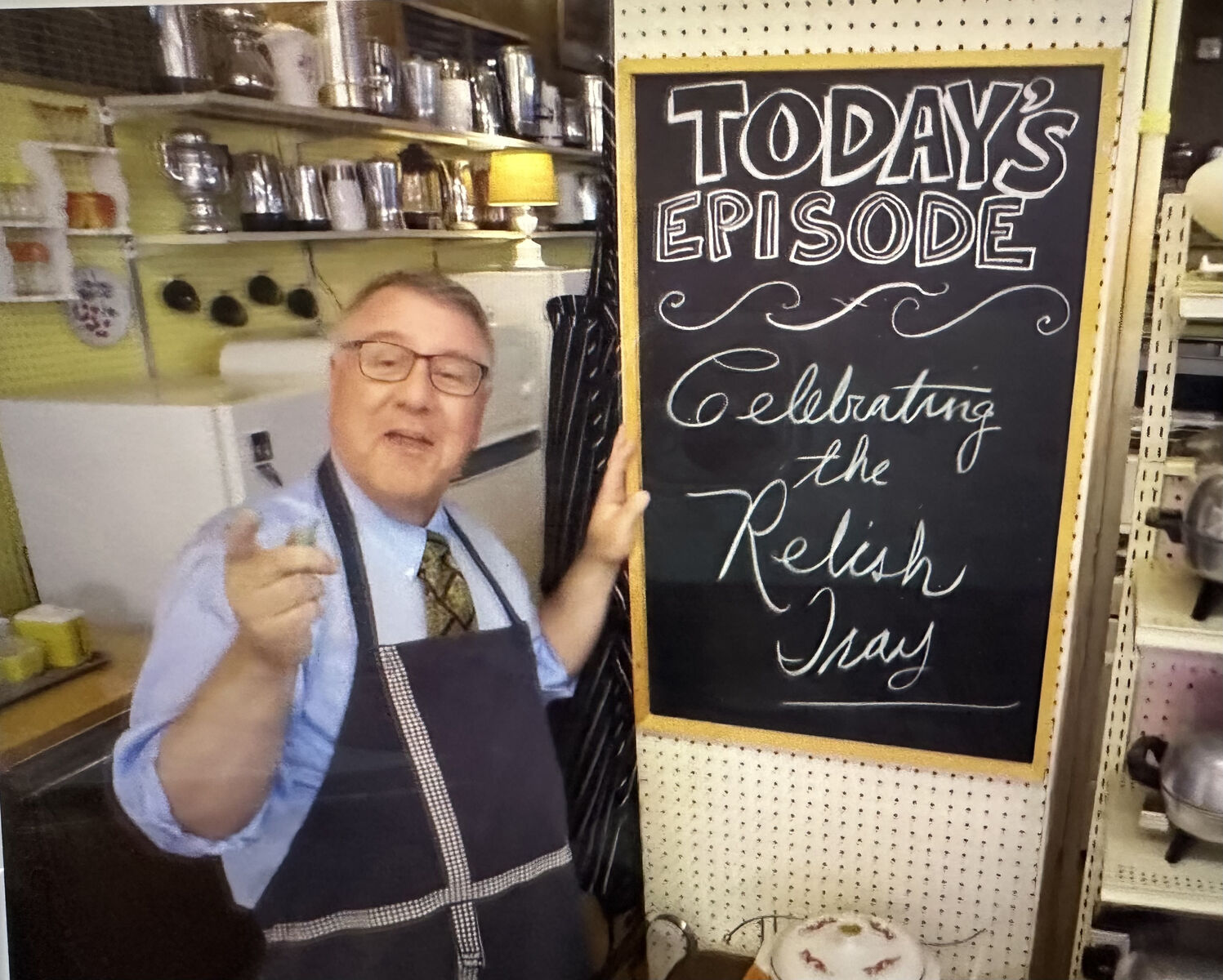 Vintage Jeanette Glass Feather Leaf 22 Kt Gold Beaded Rim Divided Serving Relish Tray