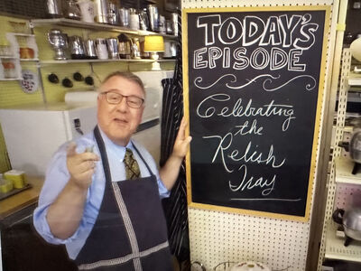 Vintage Jeanette Glass Feather Leaf 22 Kt Gold Beaded Rim Divided Serving Relish Tray