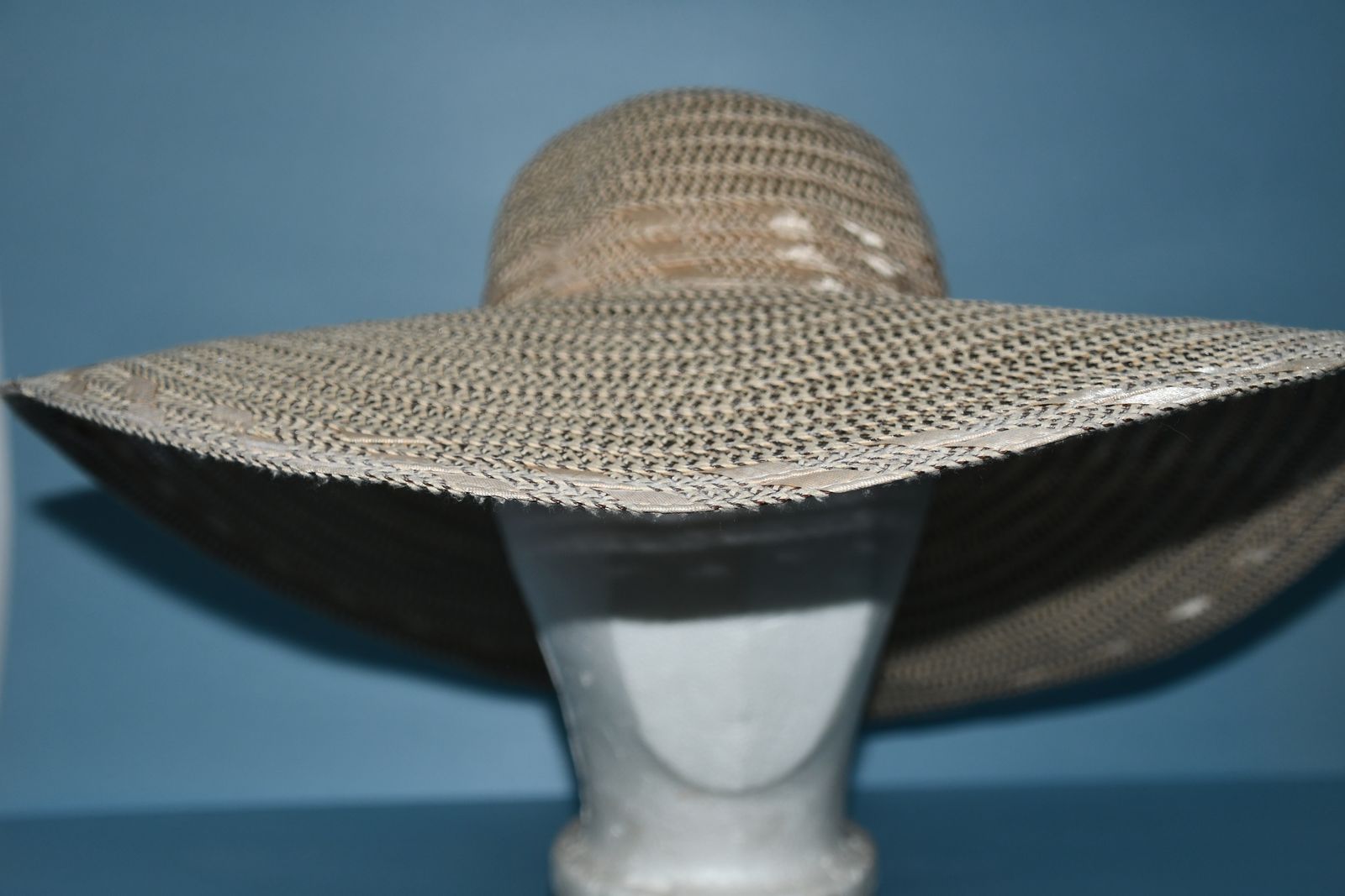 CUTE SUMMER SUN HAT ~ LIGHTWEIGHT ~ ONE SIZE ~ BRIM LENGHT 6" ~ SUMMER FUN ~ POOL ~ CLEAN!