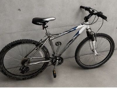Schwinn women’s suspension mountain bike for heights 5’4”-5-8”