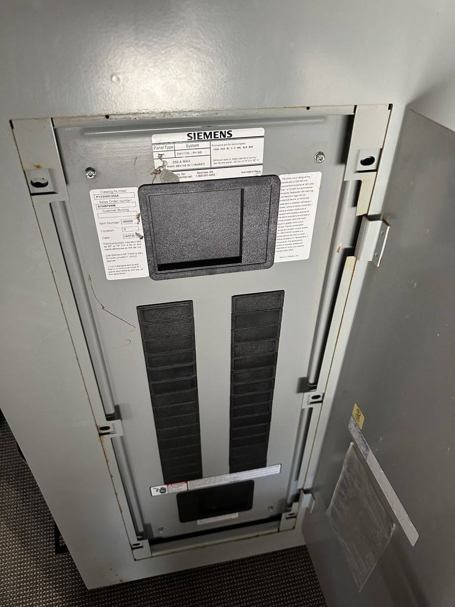 Siemens P1 Commercial Electrical Panelboard 250A 3-Phase 30-Circuit Enclosure & Interior