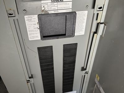 Siemens P1 Commercial Electrical Panelboard 250A 3-Phase 30-Circuit Enclosure & Interior