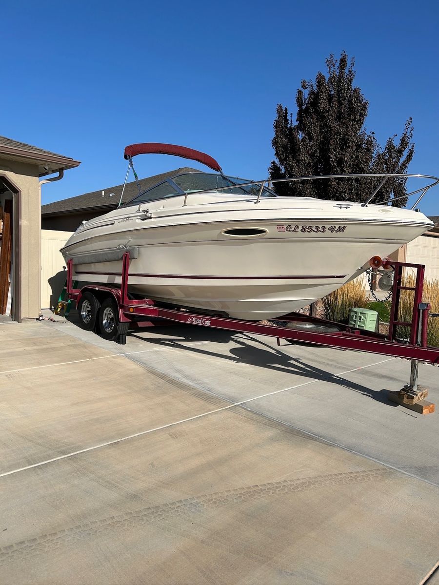 Sea Ray 215 Cuddy Cruiser