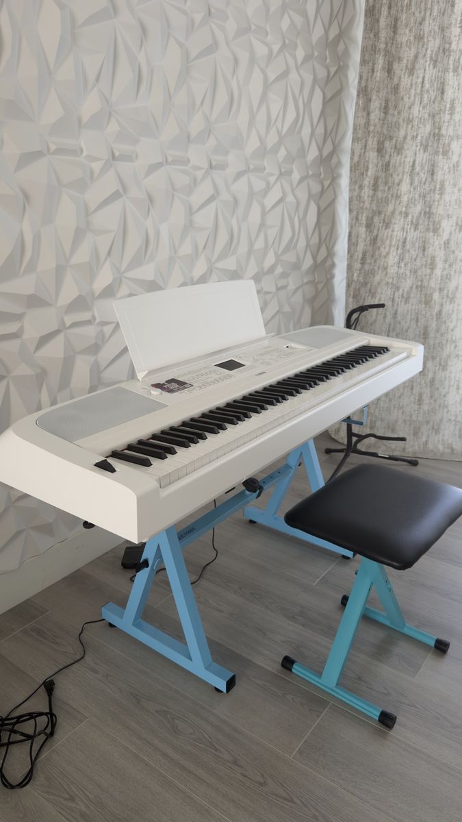 Yamaha DGX670WH 88-key Arranger Piano