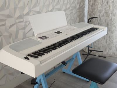 Yamaha DGX670WH 88-key Arranger Piano