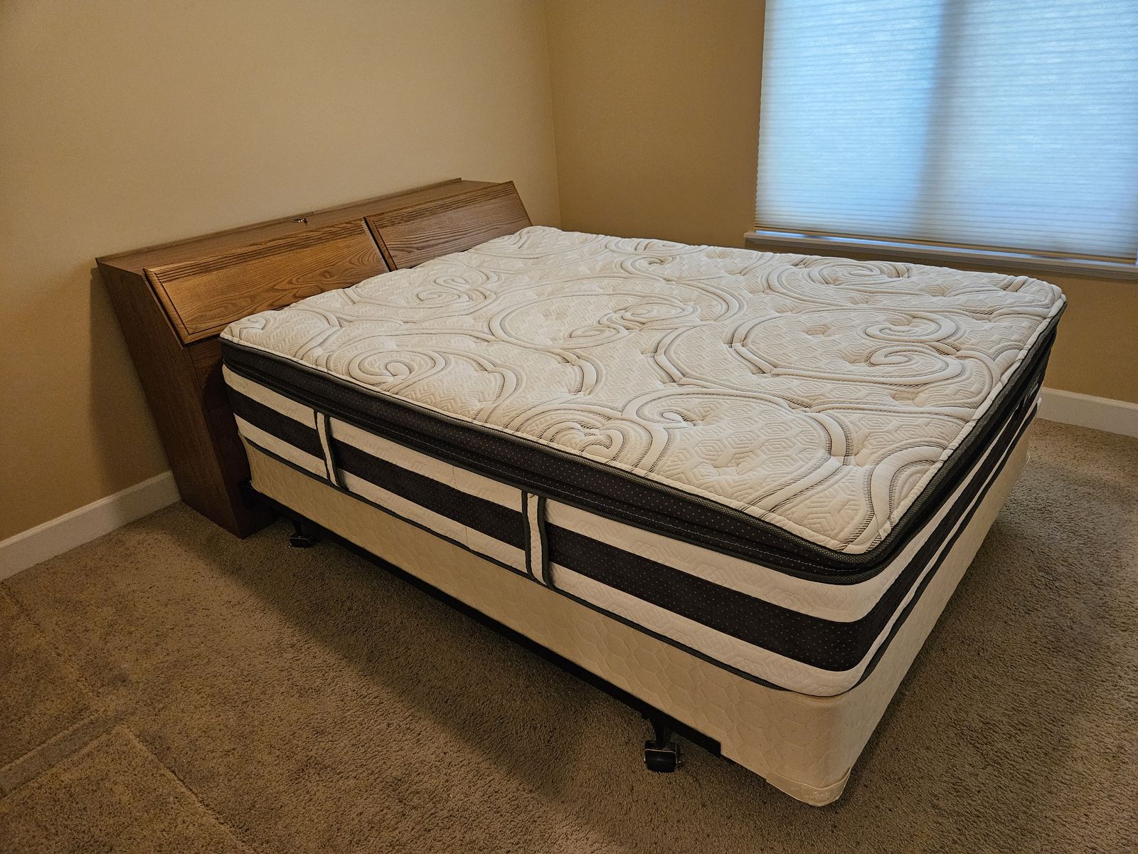 Serta icomfort Mattress with Headboard and Frame