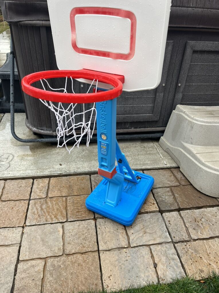 Kids basketball hoop that adjusts