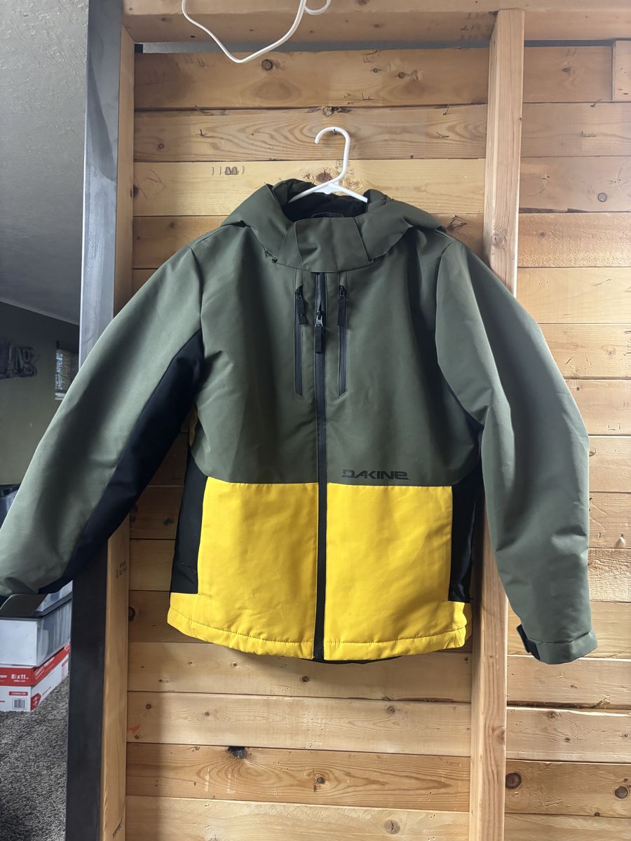 DAKINE Boys' XL 18/20 Green/Yellow/Black Snowboard/Ski Jacket with Hood and Multiple Pockets