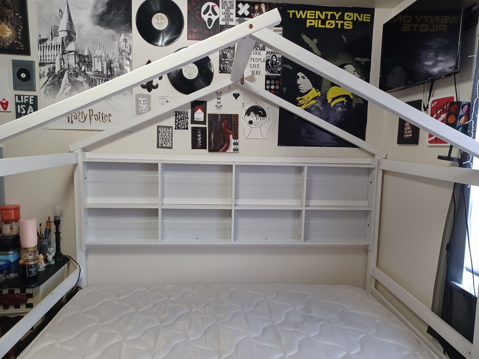 Canopy bed