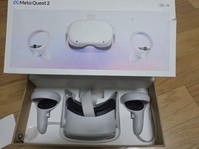Oculus MetaQuest 2 128 GB w/ box & charger