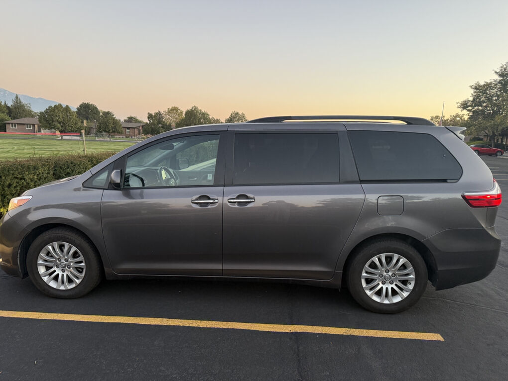 2017 Toyota Sienna XLE 8-Passenger