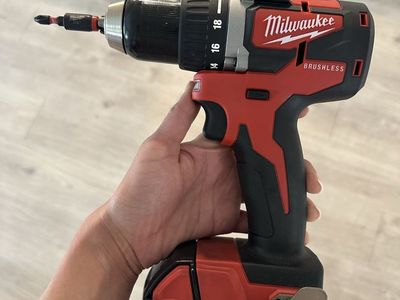 Milwaukee M18 FUEL 18V Brushless Cordless Hammer Drill/Driver Kit w/ Charger & Battery