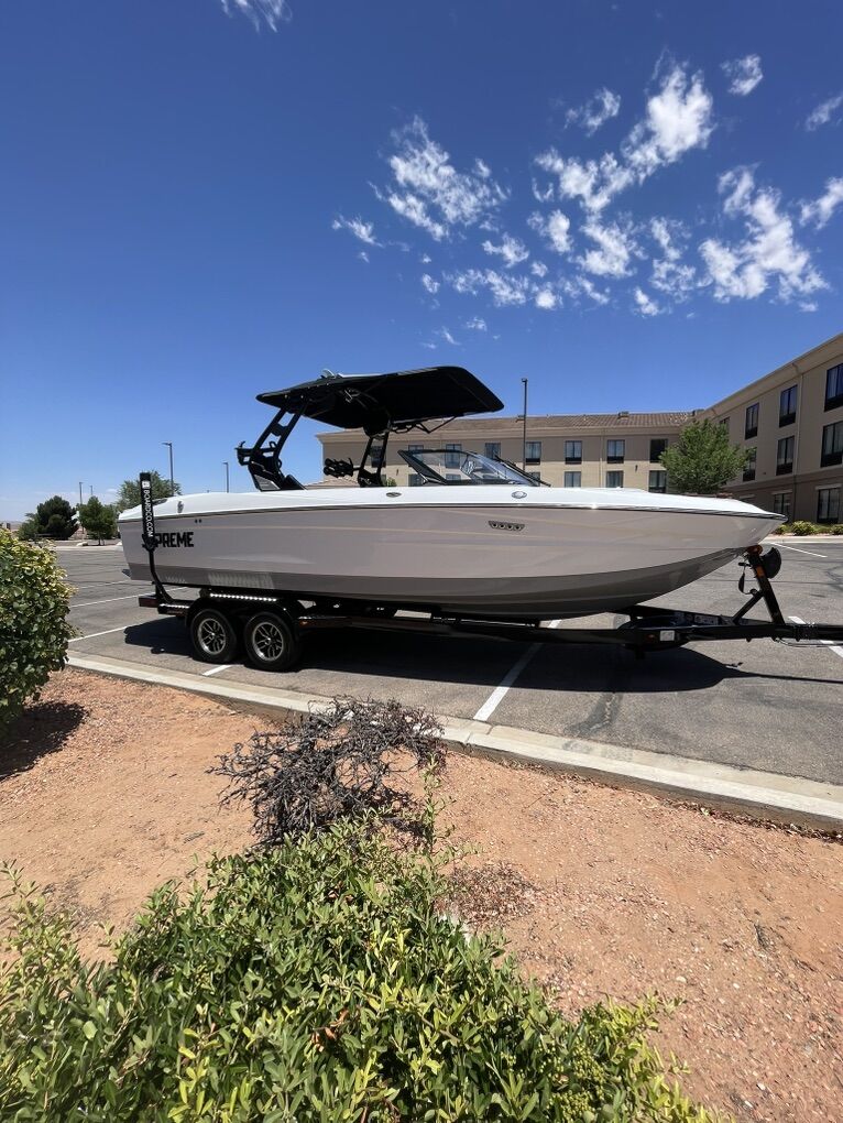 Supreme S240 Surf Boat Rentals - Lake Powell