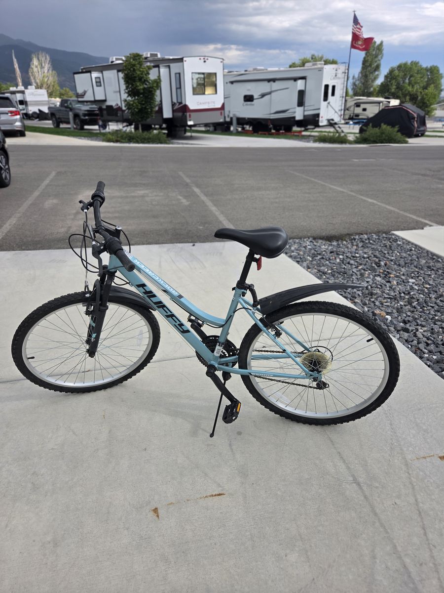 Huffy 26" Rock Creek Mountain Bike (Teal, Women's) + 7 Accessories Bundle