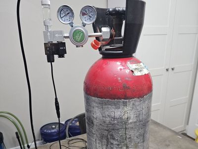 CO2 tank and CO2 regulator