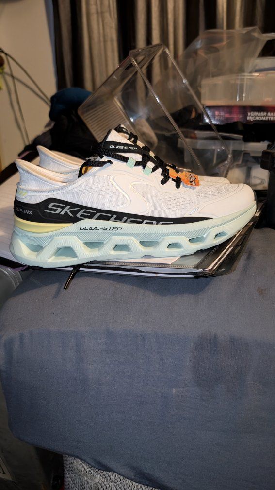 SKECHERS SIZE 9 WOMENS SHOES