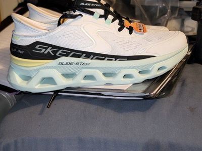 SKECHERS SIZE 9 WOMENS SHOES