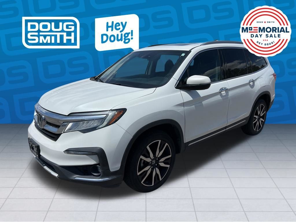 2022 Honda Pilot Touring w/Rear Captain's Chairs