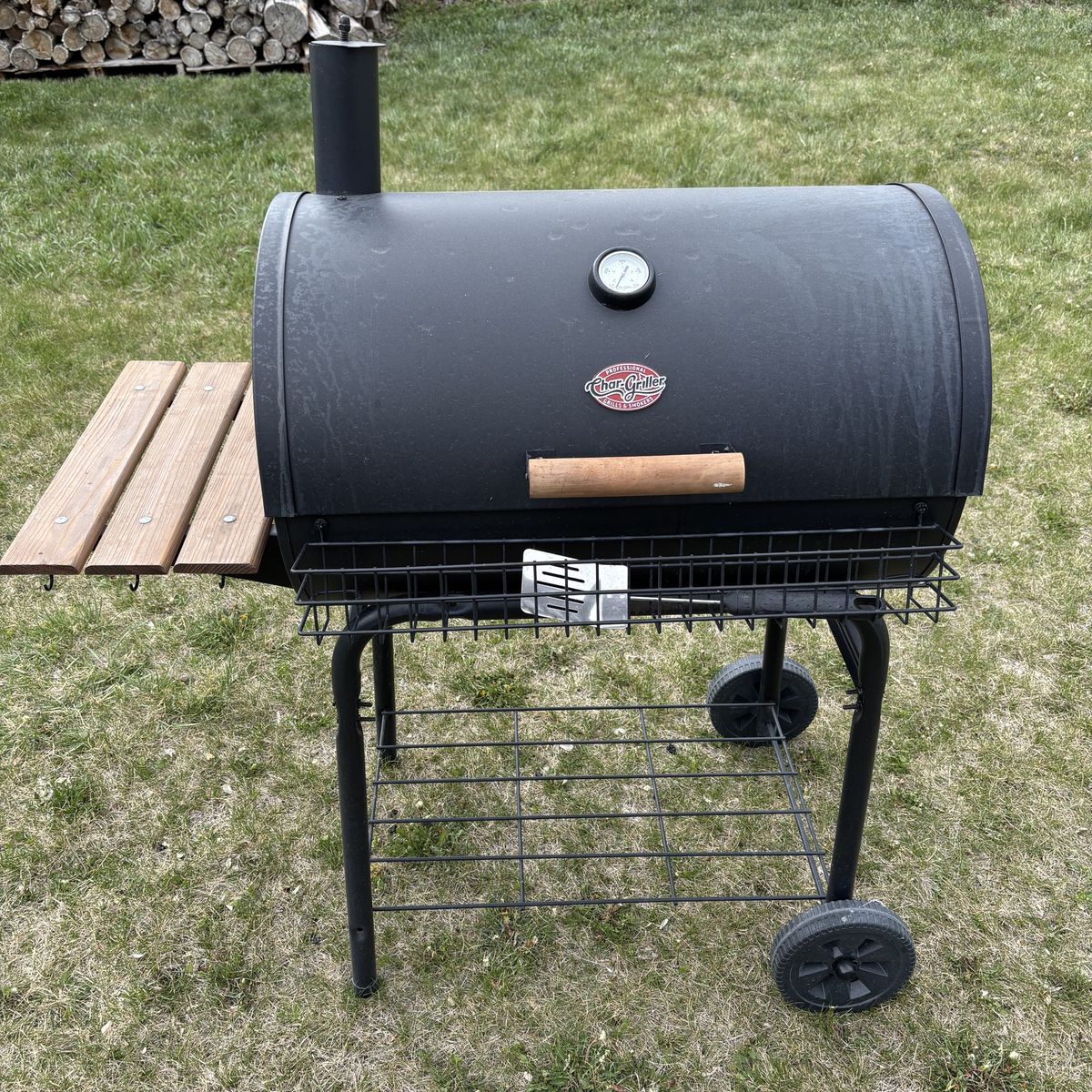 Char-Griller Deluxe Barrell Charcoal Grill 850 Sq