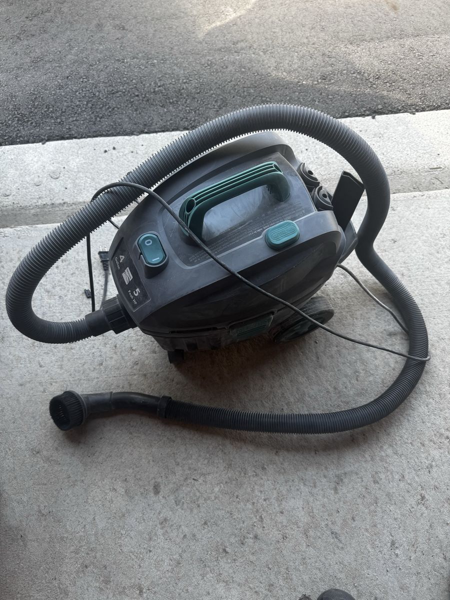 Kenmore 4-Gallon 5 Peak HP Wet/Dry Shop Vacuum with Hose & Attachments