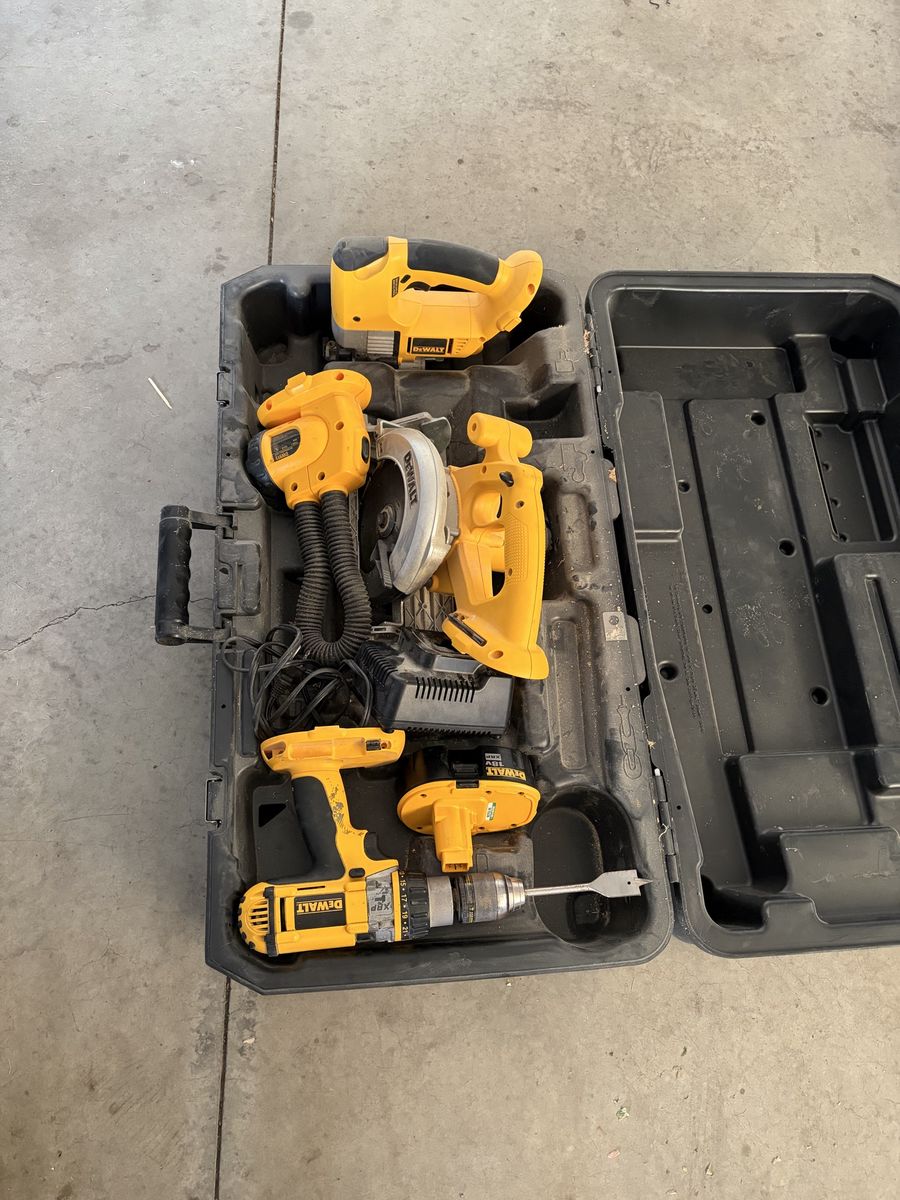 DeWalt 18V cordless tool combo kit In Case