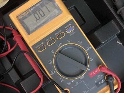 Fluke 27 Digital Multimeter + High Voltage Probe
