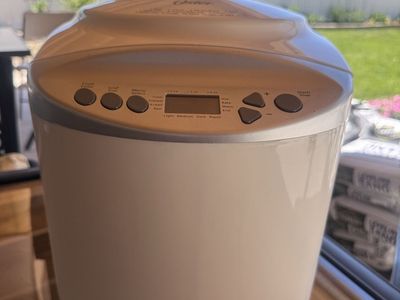 Oster CKSTBR9050 2lb. Express Bake Bread Maker - White, new never been used