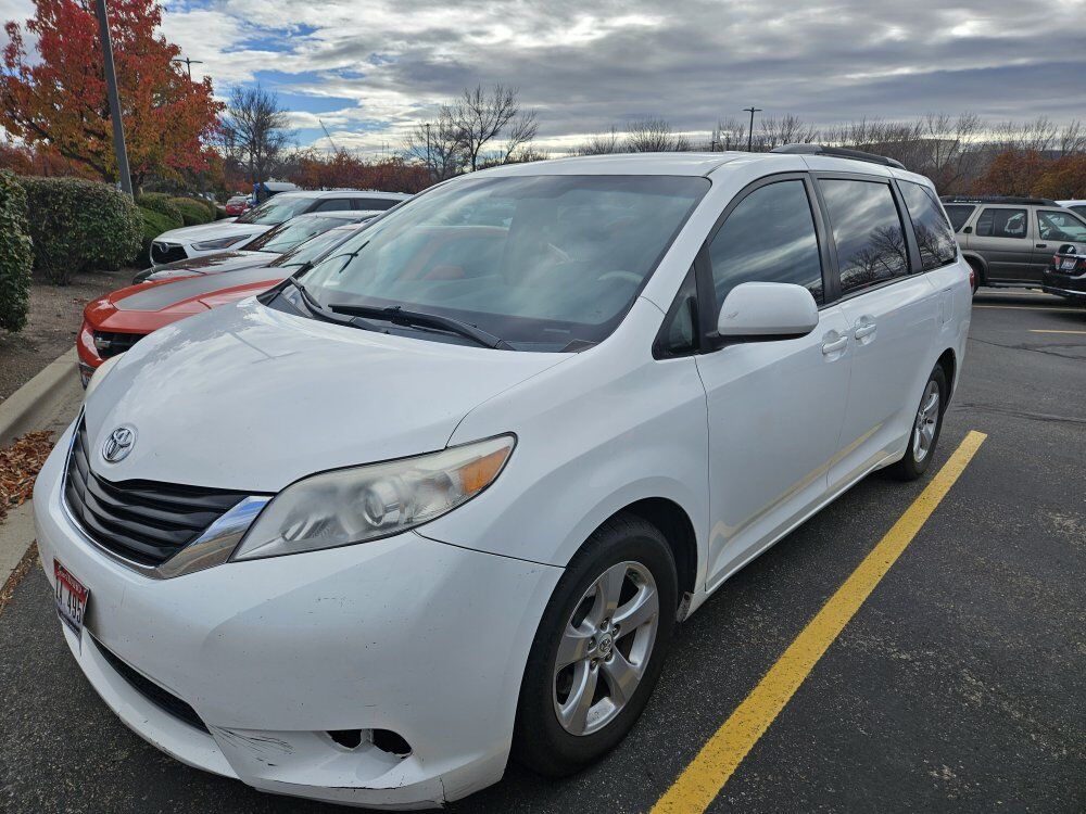 2011 TOYOTA SIENNA LE 8-Passenger