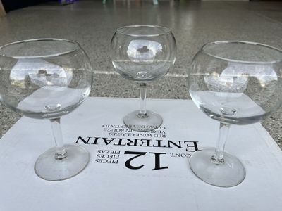 96 Attractive glass goblets/wine glasses