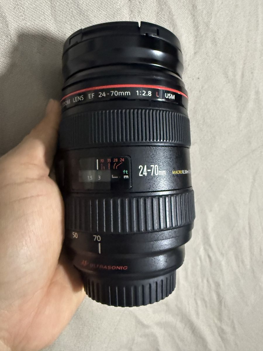 Canon EF 24-70mm f/2.8 L USM Zoom Lens - Professional Grade for DSLR Cameras