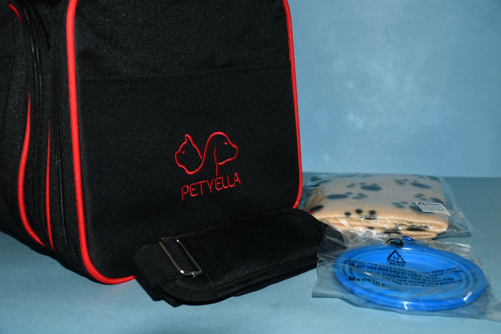 NEW PET CARRIER ~ DOG & CAT ~ 18" x 12" x 11" ~ STRAP & HANDLE ~ BLANKET & DISH ~ ZIPPERED ~ QUALITY!