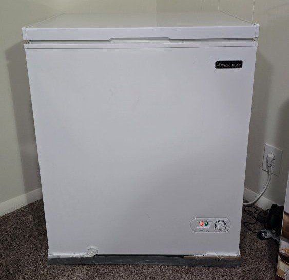 Magic Chef Chest Freezer, White .