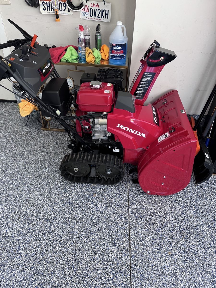 Like new Honda HSS928AATD 28" Snow Blower with electric start and track drive $2800 cash/venmo