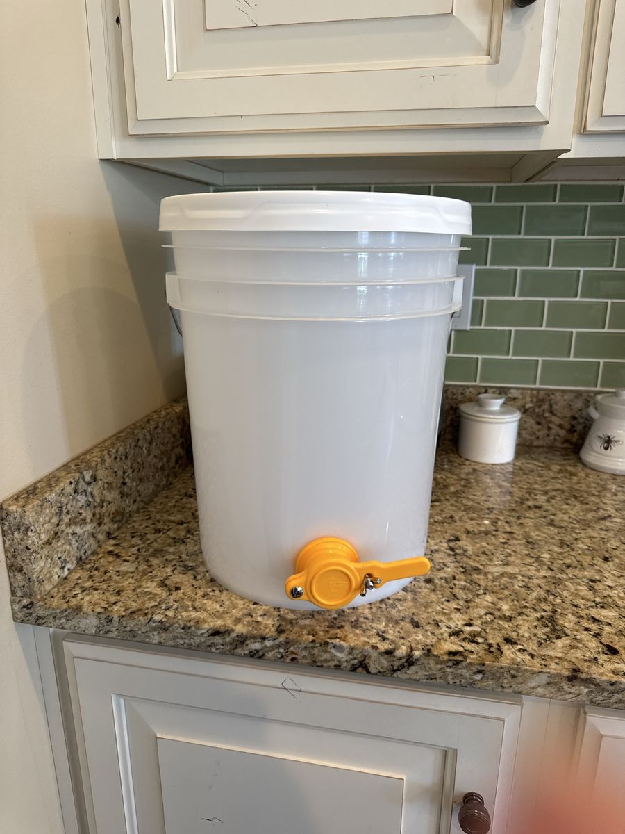 Plastic 5 Gallon Honey Food Grade Bucket with Honey Gate for Beekeeping Apiary and lid. Hive tools