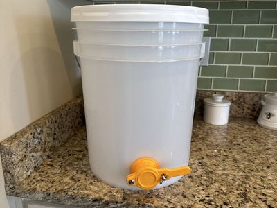 Plastic 5 Gallon Honey Food Grade Bucket with Honey Gate for Beekeeping Apiary and lid. Hive tools