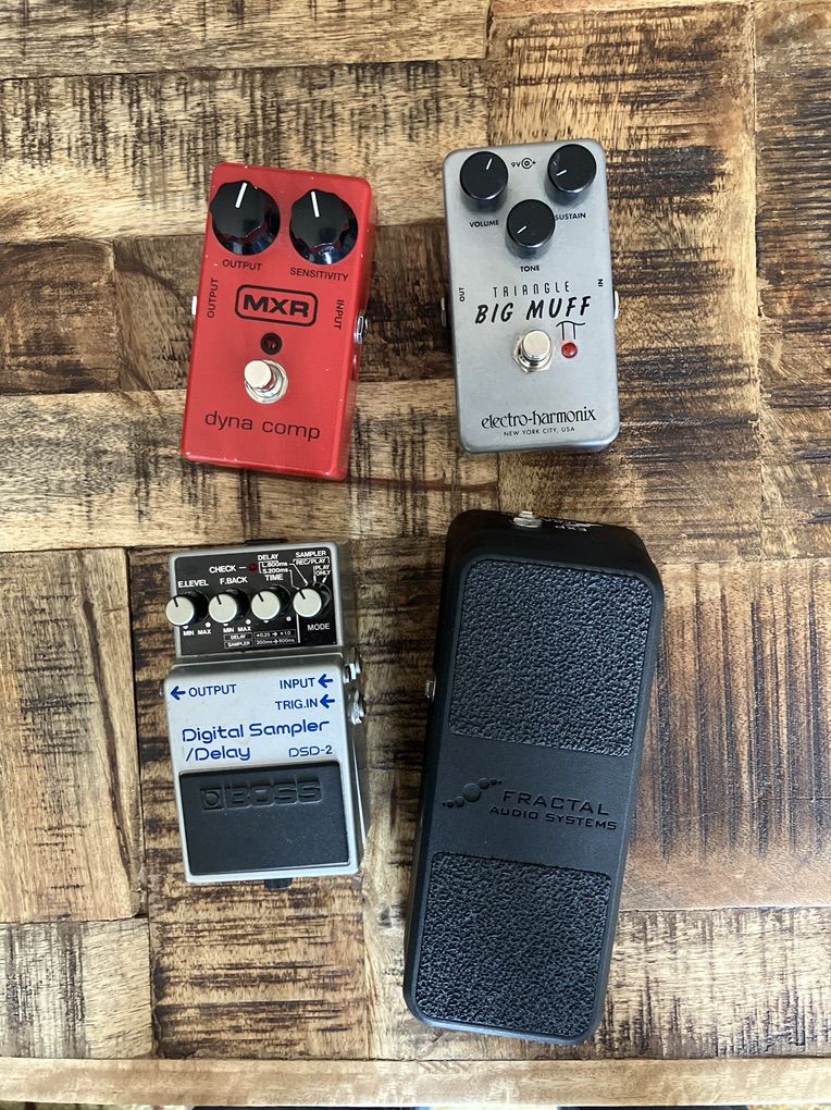 Compressor, Fuzz, Delay, Expression Pedals