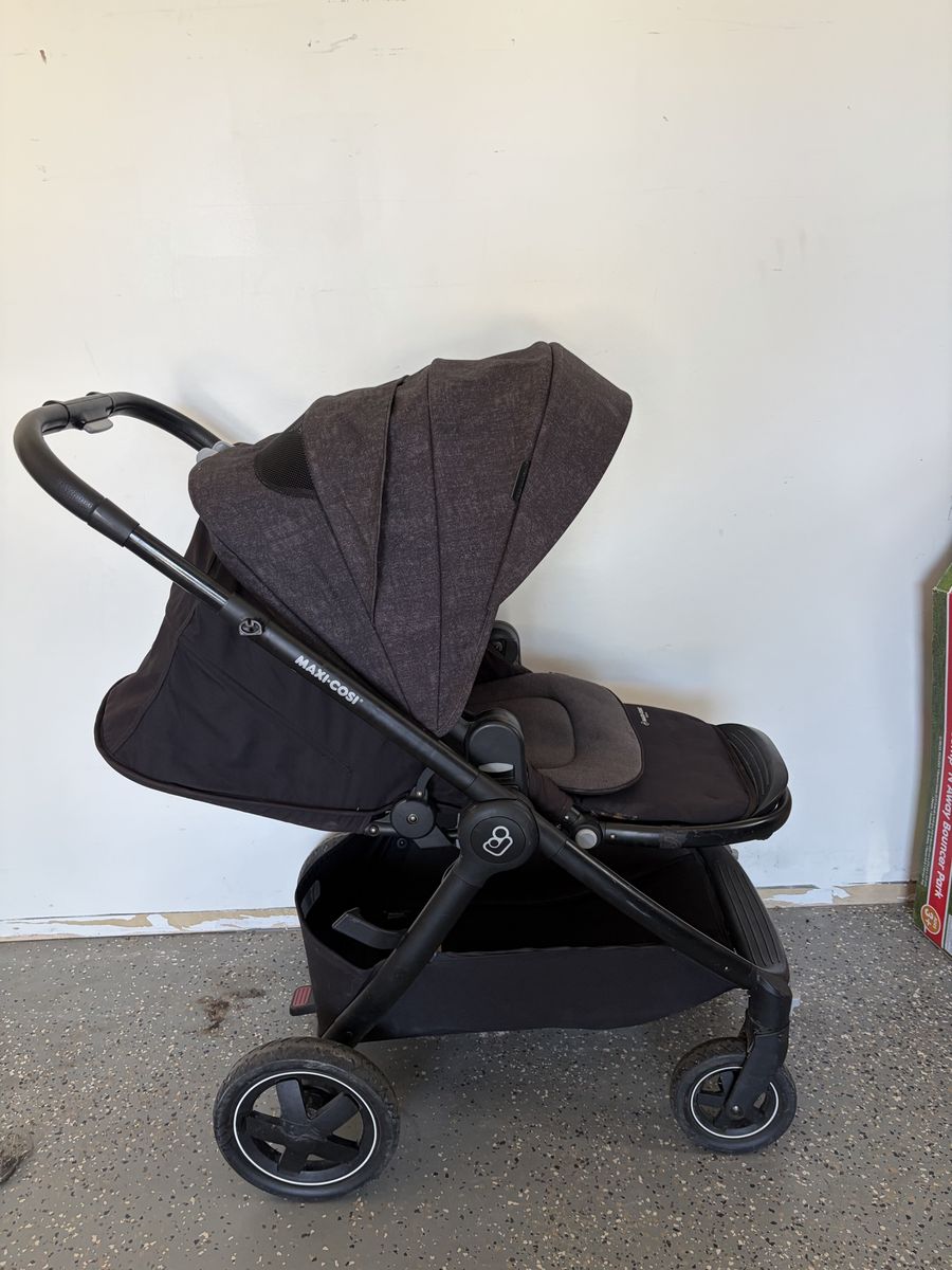 Maxi-Cosi Black Stroller with Adjustable Canopy and Storage Basket