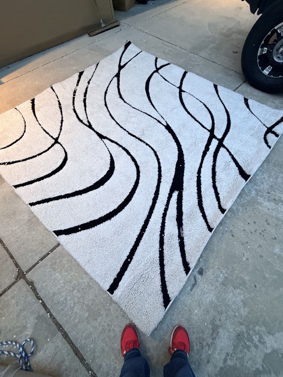 New. Beautiful SQUARE 8x8 Dining Table Area Rug